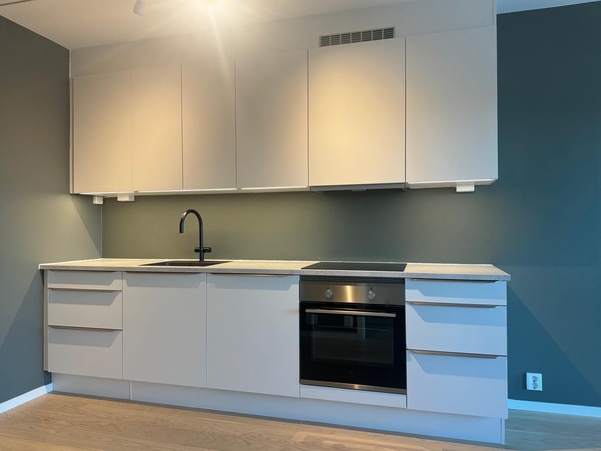 HTH kjøkken med integrerte hvitevarer.